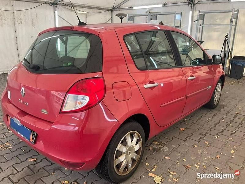 Czerwony (metalik) Używany 2010 Renault Clio II Hatchback | 13 800 zł (Uczciwa cena) - Obraz 1/4