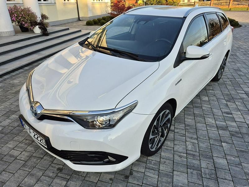 Używany Toyota Auris Hybrid 98 KM (72 kW) 2018 Biały Hatchback