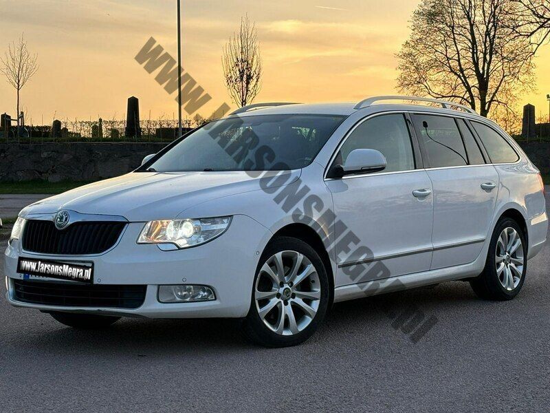 Biały Używany 2010 Skoda Superb Kombi | 21 000 zł (Drogi) - Obraz 1/4