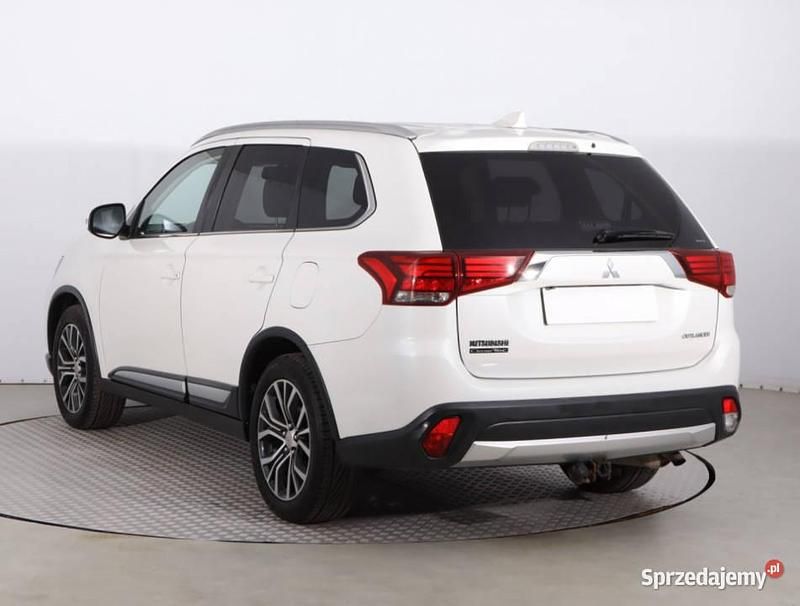 Używany Mitsubishi Outlander 150 KM (110 kW) 2016 Biały SUV