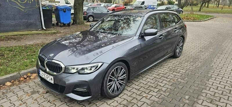 Szary Używany 2019 BMW 330 Executive Kombi | 95 000 zł (Dobra cena) - Obraz 1/4