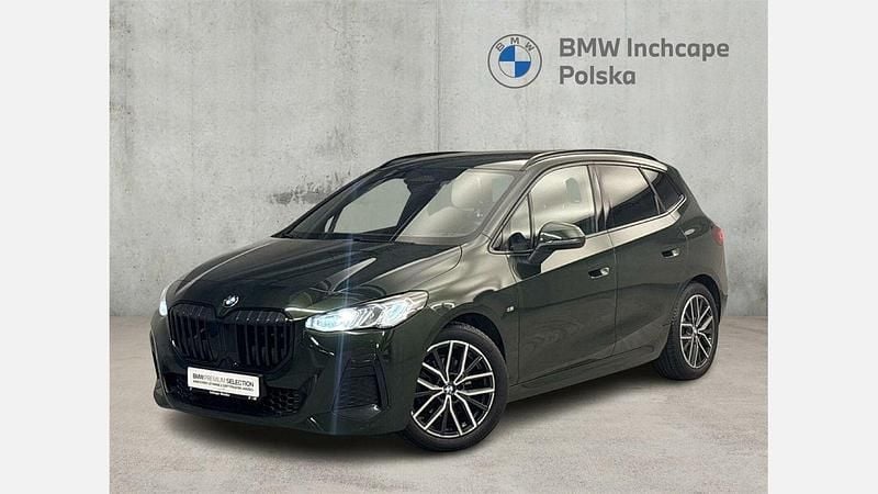 Sanremo green metallic metalizowany Używany 2022 BMW 218 Shadowline Minivan | 119 900 zł (Dość drogi) - Obraz 1/3