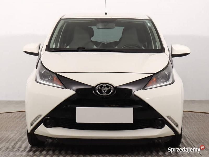Biały Używany 2015 Toyota Aygo Hatchback | 31 999 zł (Uczciwa cena) - Obraz 1/4