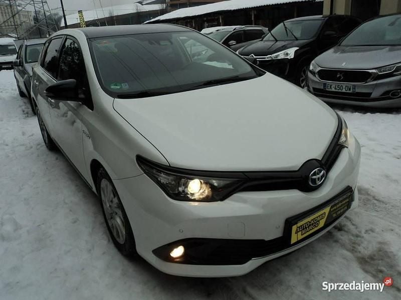 Używany Toyota Auris Hybrid 100 KM (73 kW) 2018 Biały (metalik, perła) Hatchback