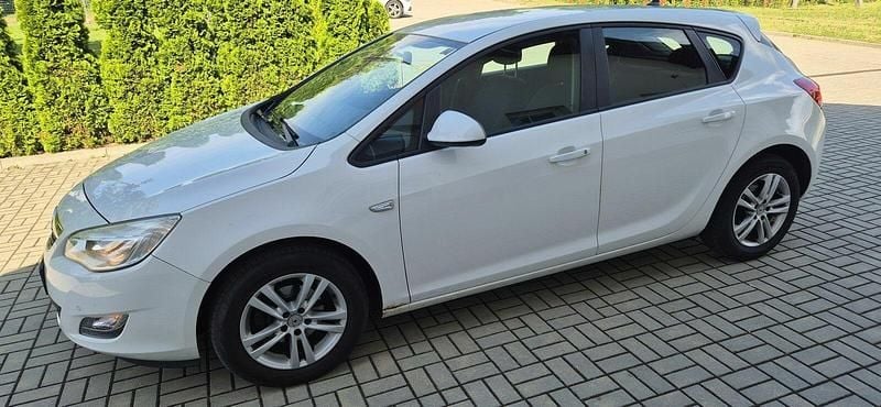 Biały Używany 2010 Opel Astra Hatchback | 17 650 zł (Uczciwa cena) - Obraz 1/4