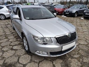 Srebrny Używany 2011 Skoda Superb Kombi | 33 900 zł (Dość drogi) - Obraz 1/4