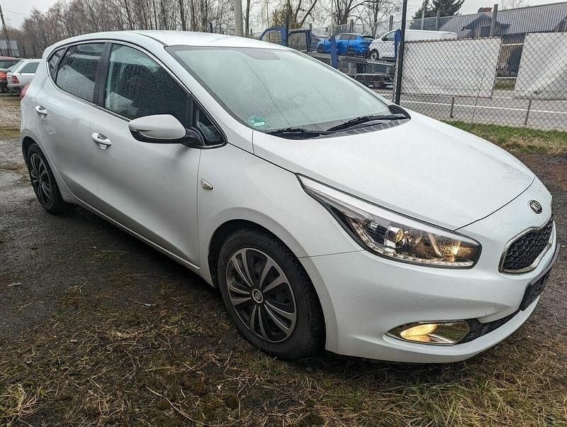 Biały Używany 2013 Kia Ceed Hatchback | 26 999 zł (Uczciwa cena) - Obraz 1/4