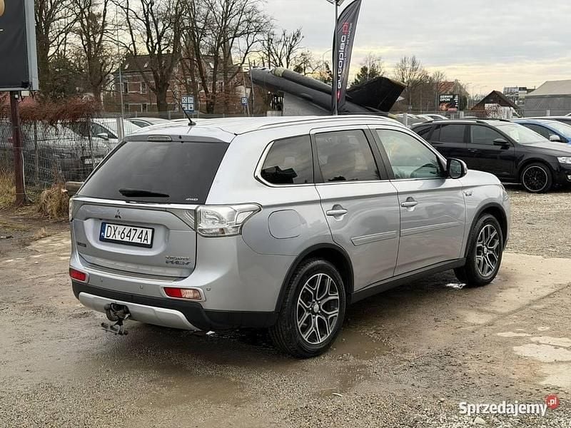 Używany Mitsubishi Outlander P-HEV 2015 Srebrny SUV