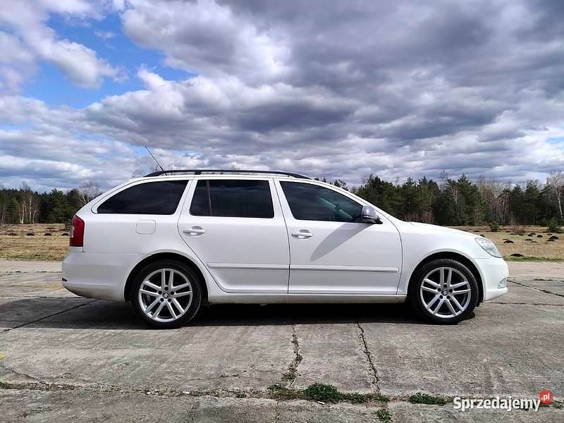 Biały Używany 2011 Skoda Octavia Kombi | 12 500 zł (Uczciwa cena) - Obraz 1/4