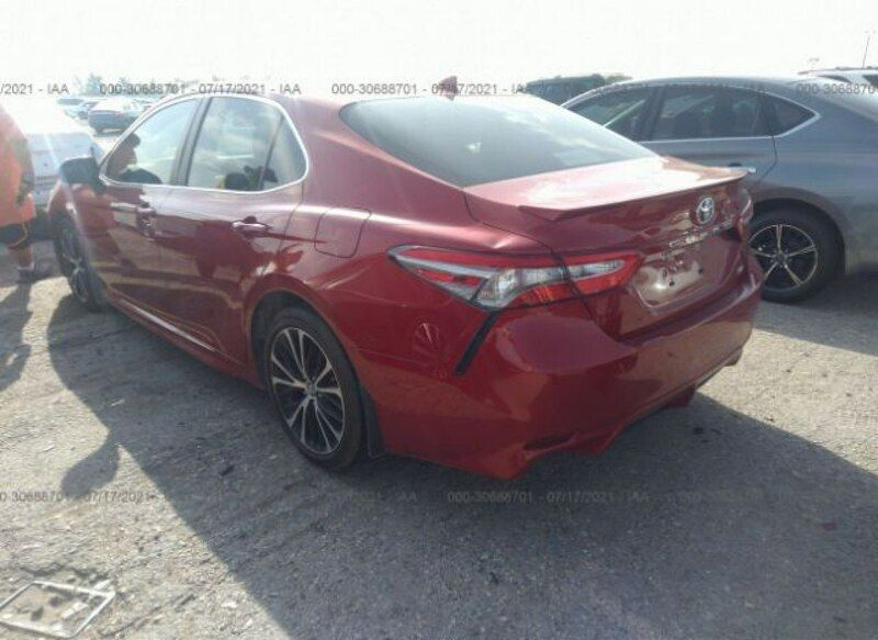 Używany Toyota Camry 203 KM (149 kW) 2019 Czerwony Sedan/Limuzyna
