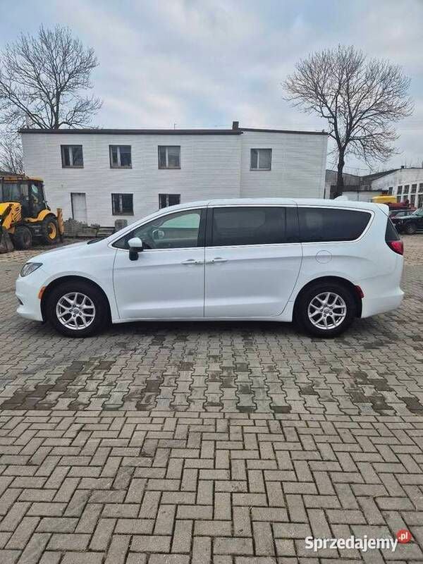 Biały Używany 2020 Chrysler Voyager Minivan | 78 900 zł - Obraz 1/4