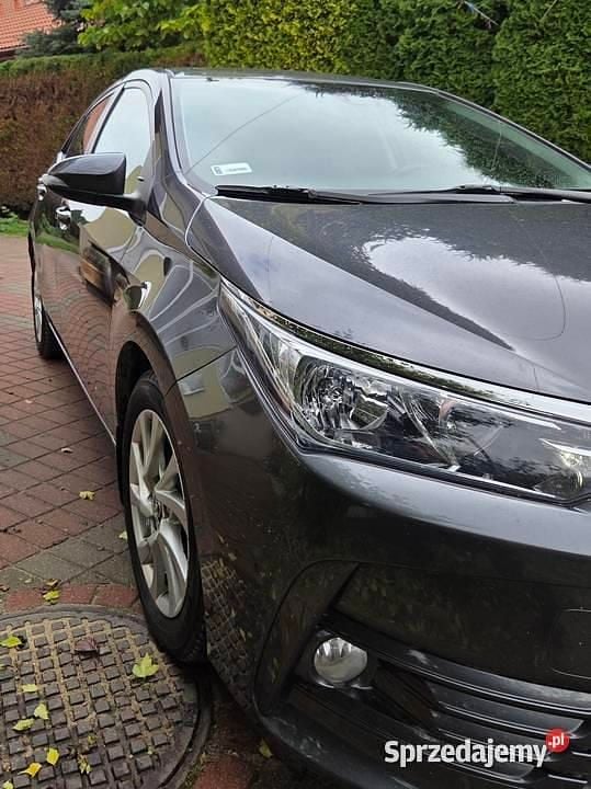 Używany Toyota Corolla 132 KM (97 kW) 2018 Szary Sedan/Limuzyna