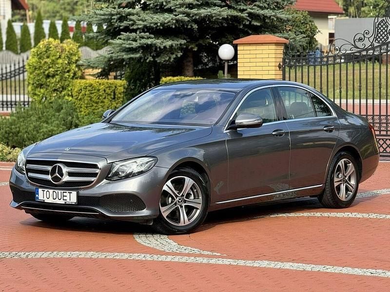 Szary Używany 2018 Mercedes E220 Sedan/Limuzyna | 117 465 zł (Super Cena) - Obraz 1/4