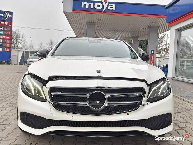 Biały Używany 2018 Mercedes E200 Sedan/Limuzyna | 43 900 zł - Obraz 1/4