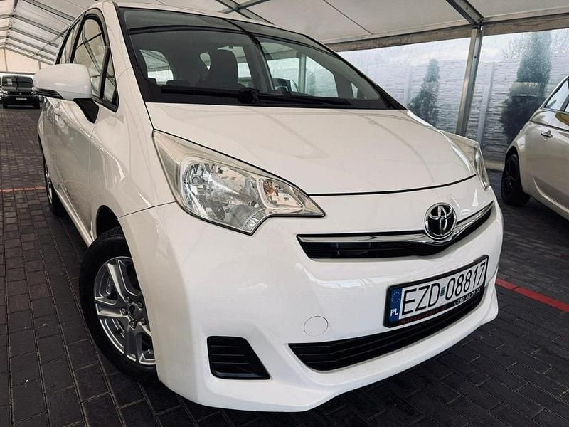 Biały Używany 2011 Toyota Verso-S Minivan | 23 700 zł - Obraz 1/4
