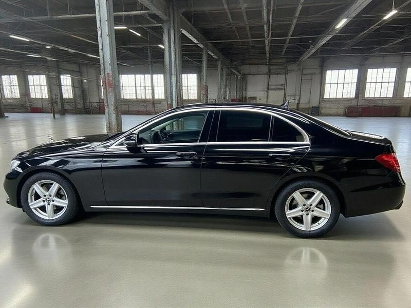 Używany Mercedes E200 150 KM (110 kW) 2018 Czarny (metalik) Sedan/Limuzyna