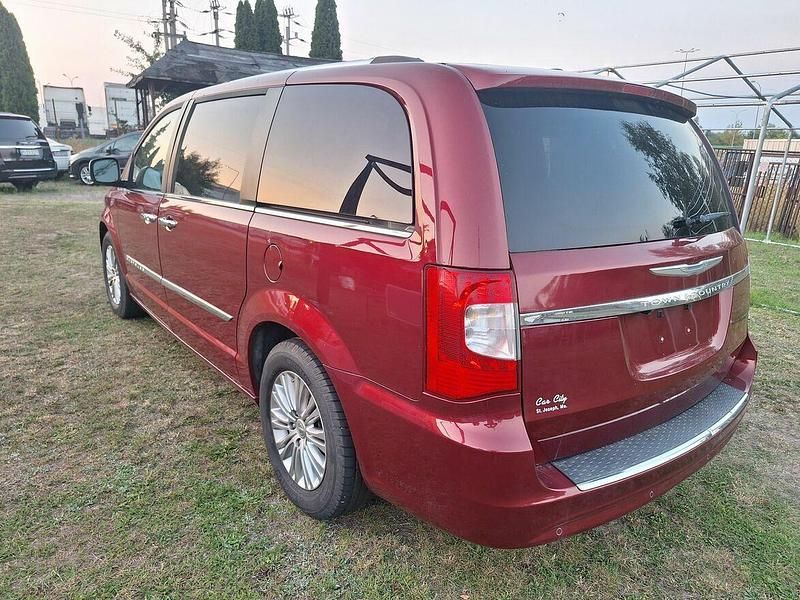 Używany Chrysler Town & Country 2016 Czerwony Minivan
