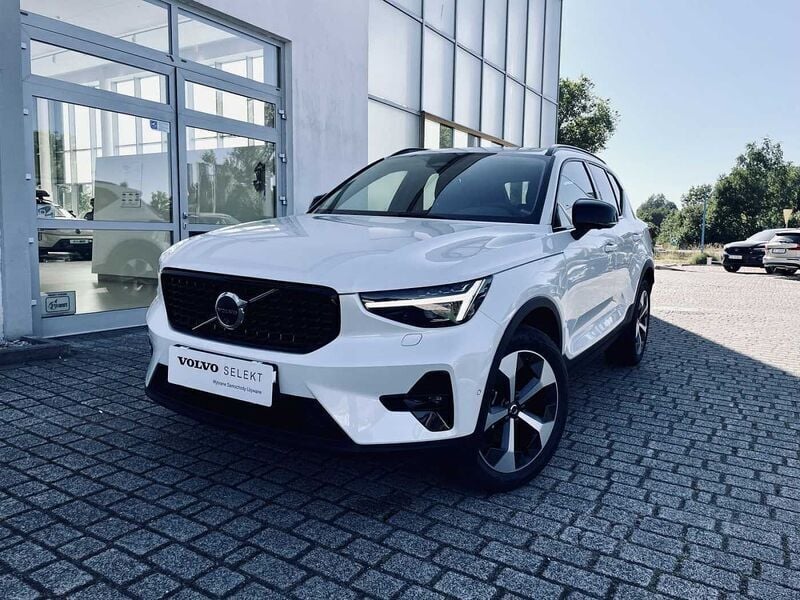 Biały Używany 2025 Volvo XC40 SUV | 174 900 zł (Uczciwa cena) - Obraz 1/4