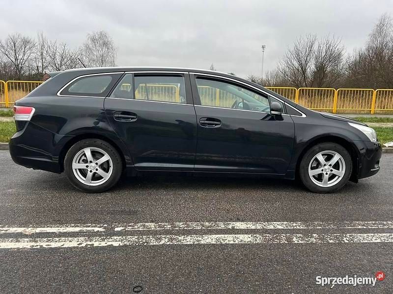 Używany Toyota Avensis 2010