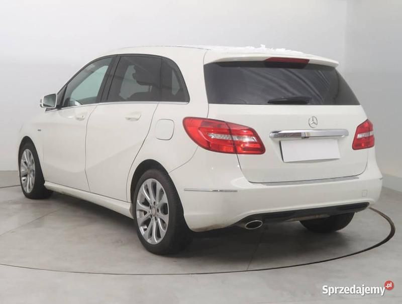 Używany Mercedes B180 2012 Czarny Minivan