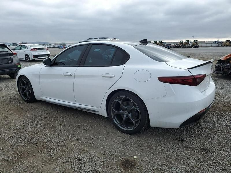 Czerwony Używany 2018 Alfa Romeo Giulia Sedan/Limuzyna | 49 070 zł - Obraz 1/3