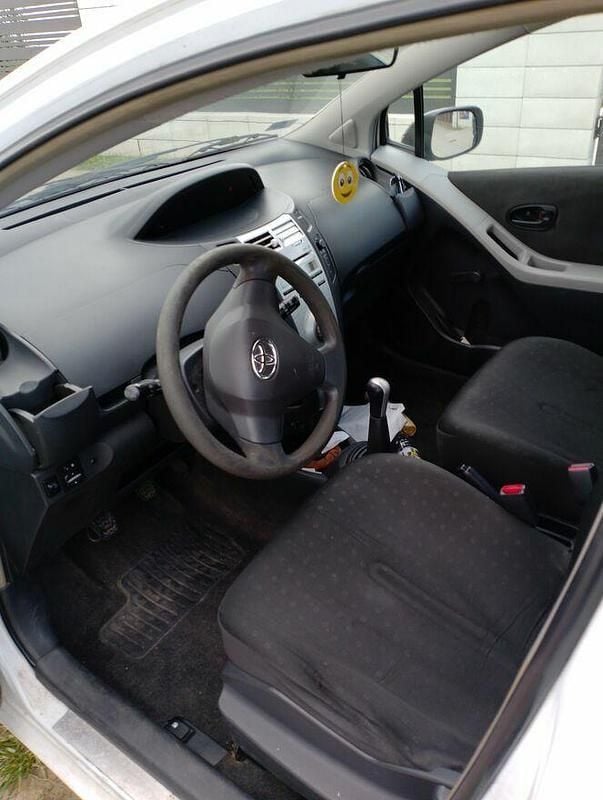 Biały Używany 2006 Toyota Yaris Hatchback | 6000 zł - Obraz 1/4