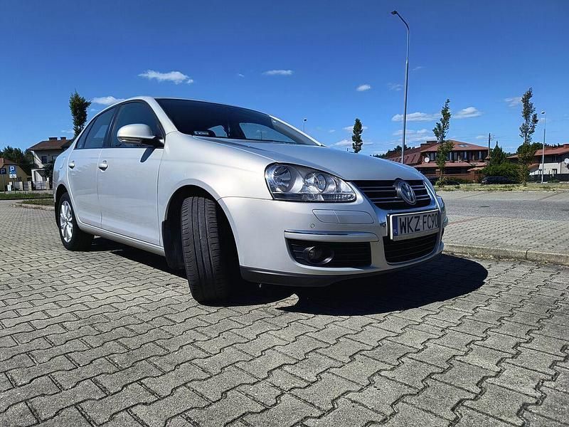 Używany VW Jetta 2010 Żółtozłoty Sedan/Limuzyna