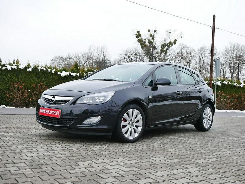 Czarny Używany 2011 Opel Astra Hatchback | 15 900 zł (Dobra cena) - Obraz 1/4