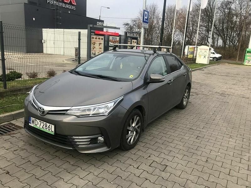 Używany Toyota Corolla 132 KM (97 kW) 2016 Brązowobeżowy Sedan/Limuzyna