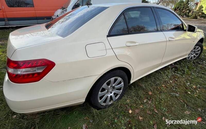 Używany Mercedes E220 Avantgarde 2009 Beżowy Sedan/Limuzyna