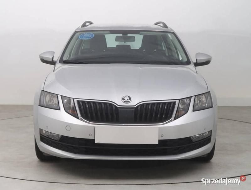 Srebrny Używany 2018 Skoda Octavia Kombi | 49 999 zł (Dobra cena) - Obraz 1/4
