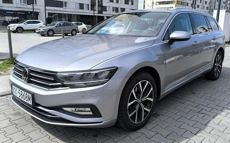 Srebrny (metalik) Używany 2022 VW Passat Kombi | 124 900 zł - Obraz 1/4