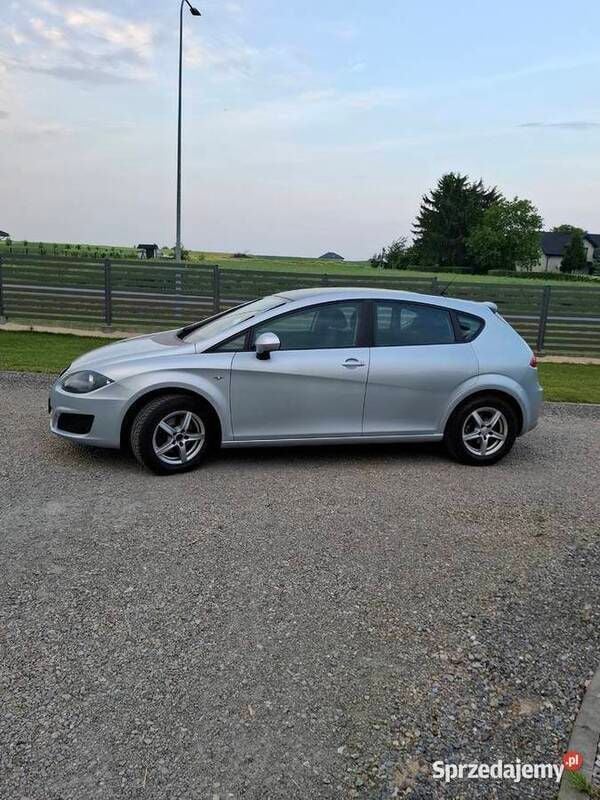 Używany Seat Leon 105 KM (77 kW) 2010 Srebrny Hatchback