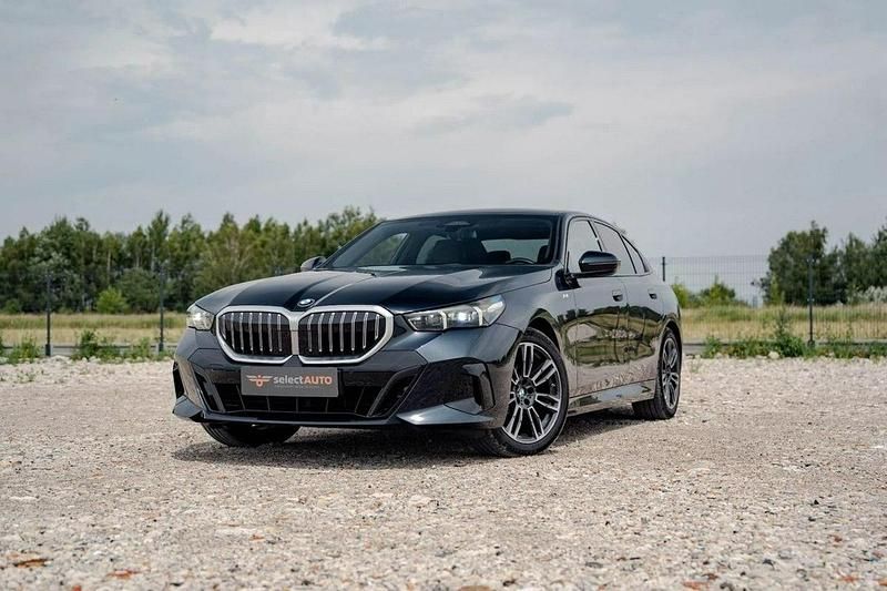 Inny (metalik) Używany 2023 BMW M550 Sedan/Limuzyna | 233 900 zł - Obraz 1/4