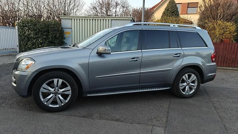 Srebrny Używany 2011 Mercedes GL450 SUV | 58 000 zł - Obraz 1/4