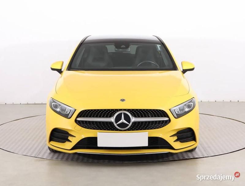 Żółty Używany 2019 Mercedes A180 Hatchback | 94 999 zł (Uczciwa cena) - Obraz 1/4