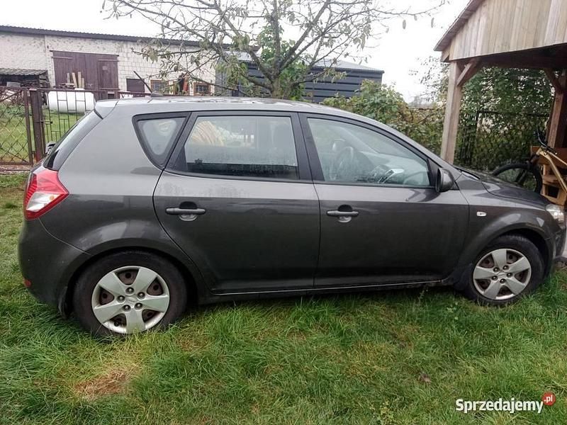 Używany Kia Ceed 2011 Grafitowy Hatchback