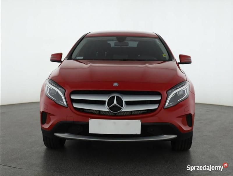Czerwony Używany 2016 Mercedes GLA180 SUV | 57 999 zł - Obraz 1/4