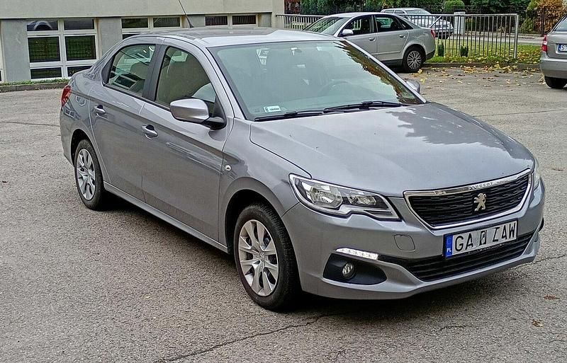 Używany Peugeot 301 2017 Srebrny Sedan/Limuzyna