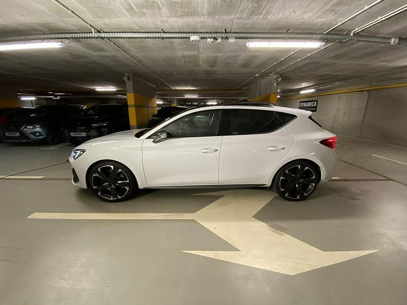 Używany Cupra Leon 300 KM (220 kW) 2023 Biały (metalik) Hatchback