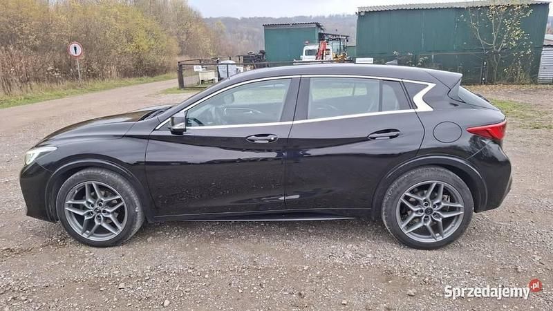 Używany Infiniti Q30 2016 Czarny Hatchback