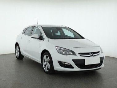 Biały Używany 2013 Opel Astra Hatchback | 23 999 zł (Dobra cena) - Obraz 1/4