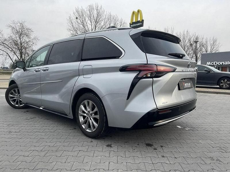 Używany Toyota Sienna 266 KM (195 kW) 2021 Srebrny (metalik) Minivan