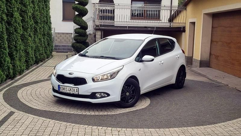 Biały (metalik) Używany 2014 Kia Ceed Hatchback | 27 900 zł (Uczciwa cena) - Obraz 1/4