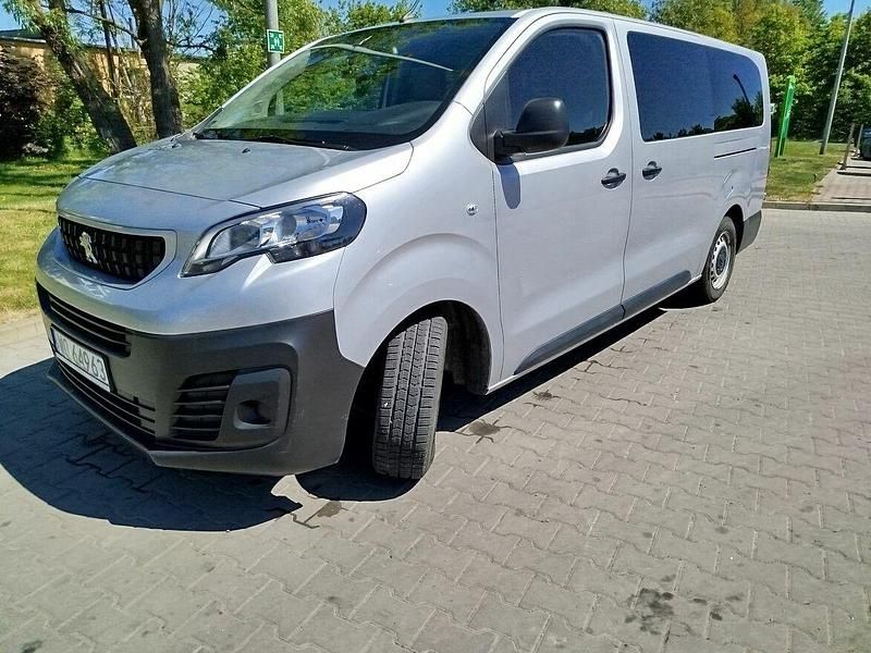 Srebrny Używany 2018 Peugeot Traveller Van | 65 000 zł - Obraz 1/4