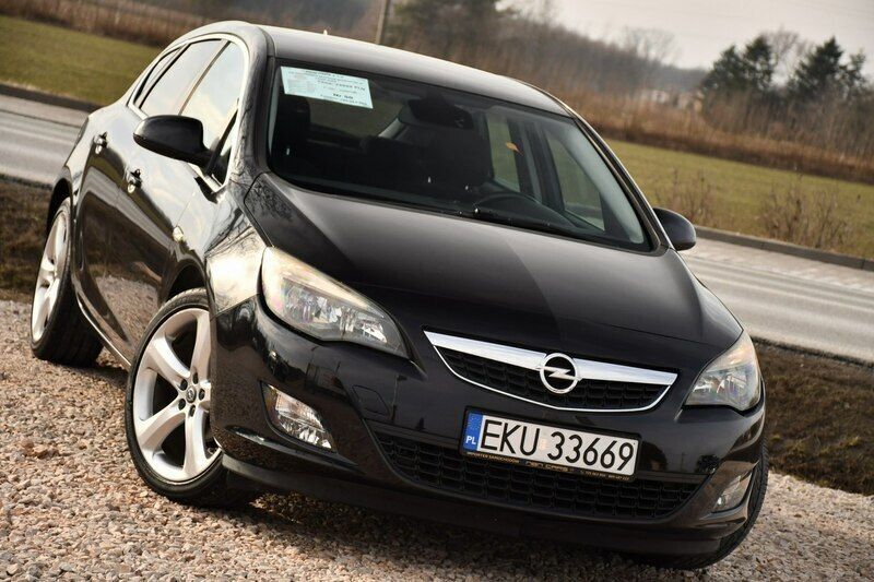 Używany Opel Astra 116 KM (85 kW) 2010 Czarny (metalik, perła) Hatchback