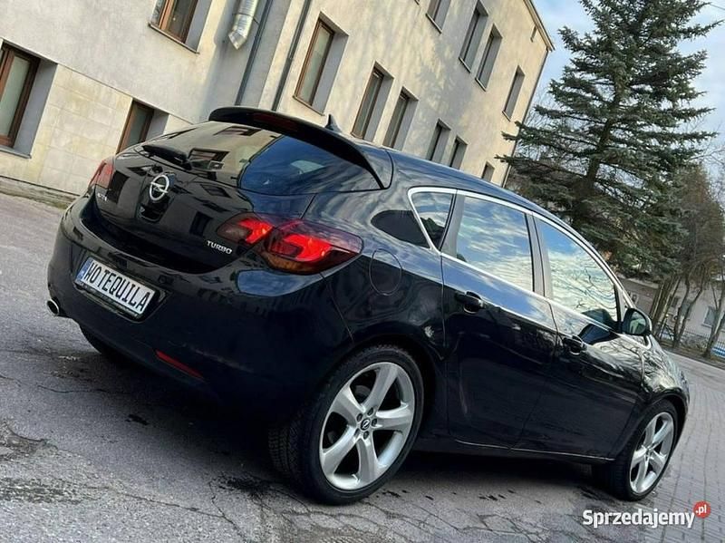 Używany Opel Astra Cosmo 140 KM (102 kW) 2011 Czarny (metalik) Sedan/Limuzyna