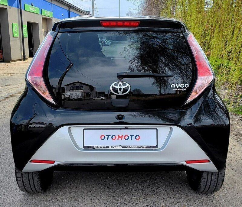 Używany Toyota Aygo 69 KM (50 kW) 2016 Czarny (metalik) Hatchback
