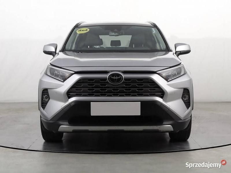 Używany Toyota RAV4 175 KM (128 kW) 2019 Srebrny SUV