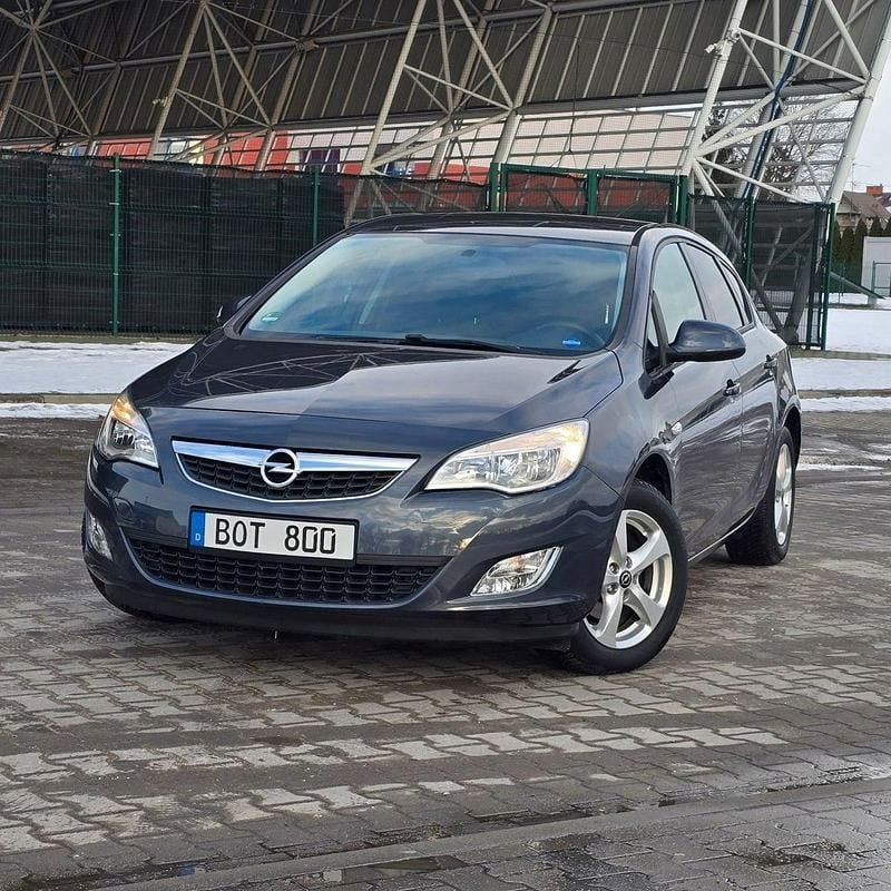 Używany Opel Astra Cosmo 140 KM (102 kW) 2010 Niebieski jasny (metalik) Hatchback